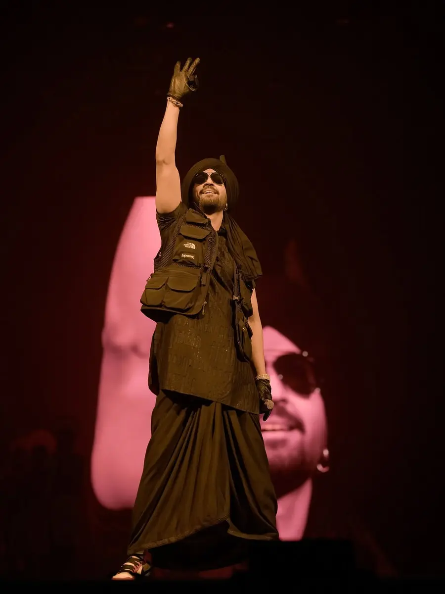 A headliner performing to a Paris crowd at an NSD concert