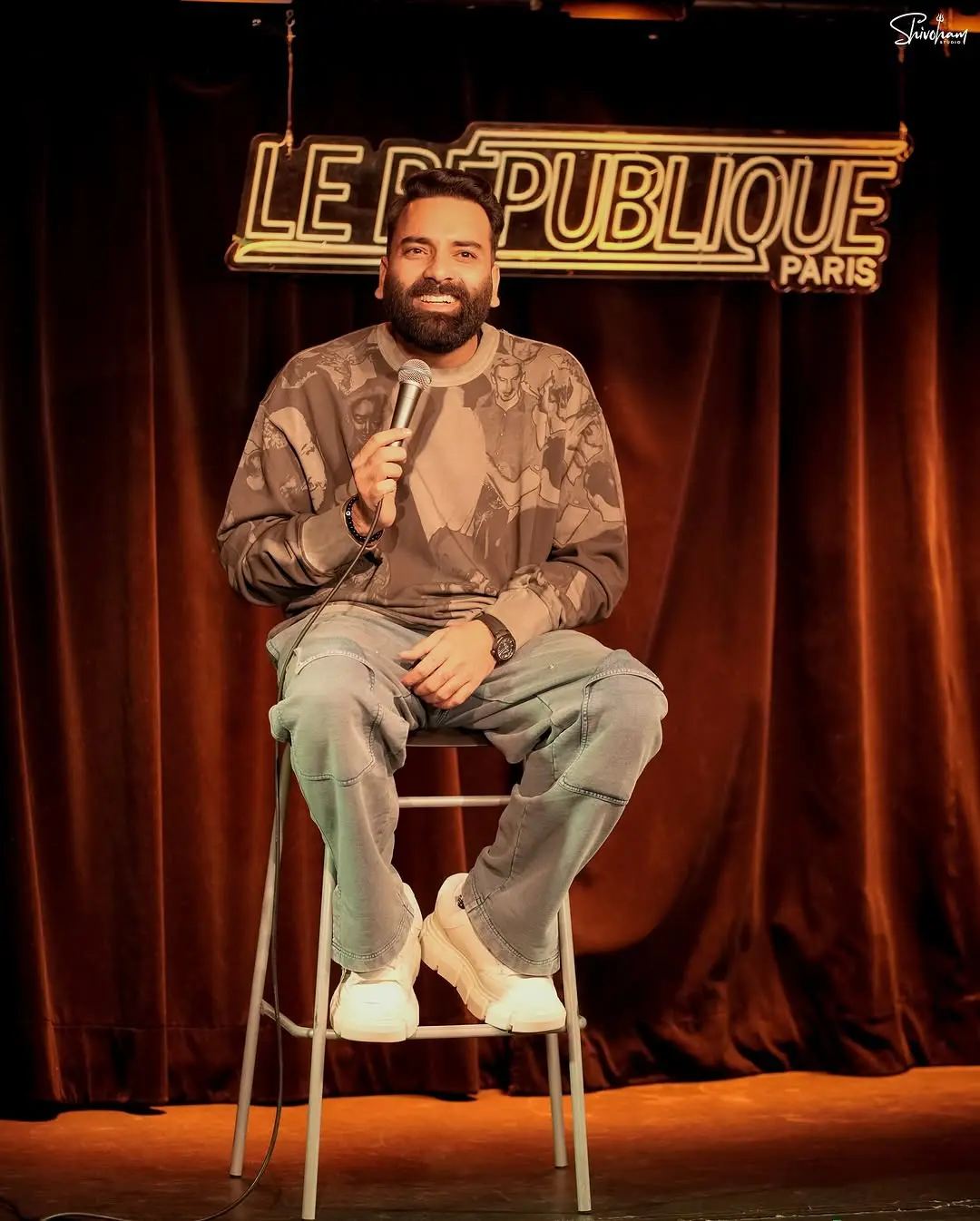 A comedian on a stool at Le République